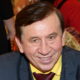Вопреки всем проклятьям: 70-летний Леня Голубков из рекламы «МММ» женился на молодой красотке